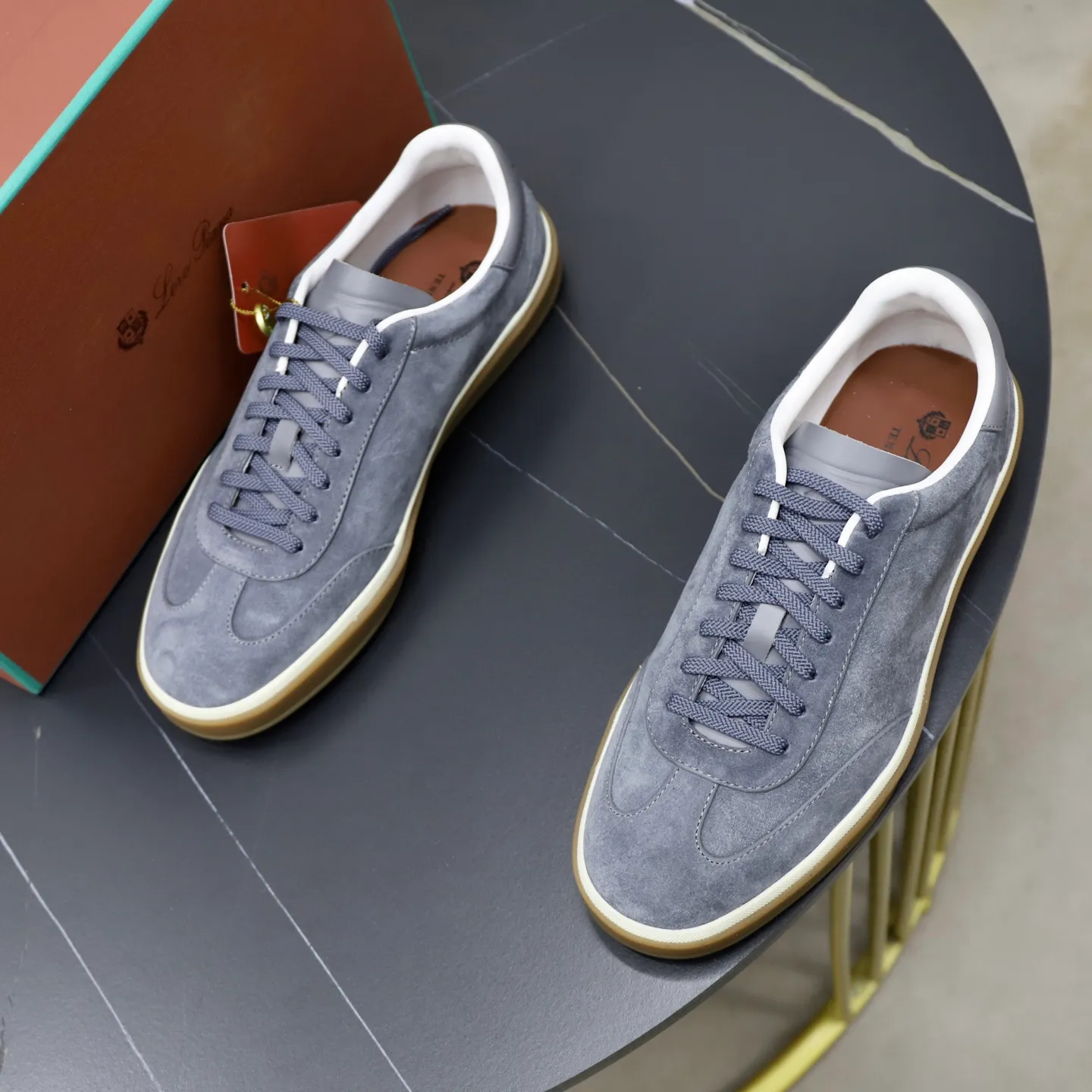 Ex-factory price: 560💰Loro Riana men’s moral training sneakers! Made from high-quality materials and designed in a low-cut silhouette, it offers an elegant and stylish look that's suitable for year-round wear. The unique double-layer sole aesthetic design, caramel cup-shaped outsole is decorated with off-white rubber trim, creating an attractive color combination. Pair with tailored pieces or jeans for a sophisticated yet casual look. The heel is decorated with soft cow leather tongue with Kummel color inserts and cotton laces with embossed LP logo. Upper: cow split suede. Lining: original thickened soft sheepskin. Size: 38-39-40-41-42-43-44 (customized in 45.46)